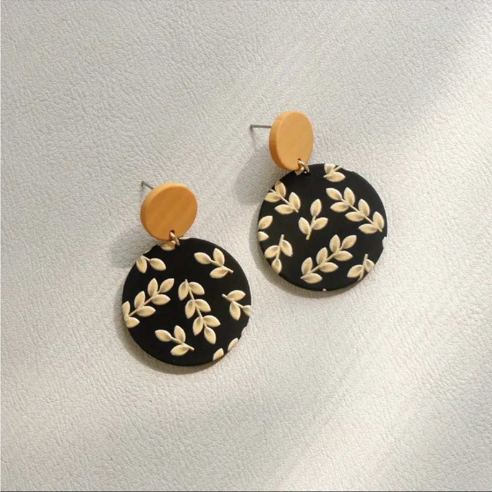 Casual Retro Round Leaf Pattern Design Drop Dangle Earrings